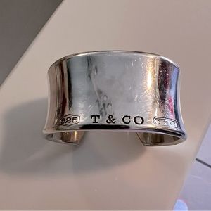 Beautiful wide cuff Tiffany bracelet in 925 Silver.